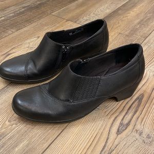 CLARKS Bendables Ladies Black Leather slip on shoes with side zipper, size 10